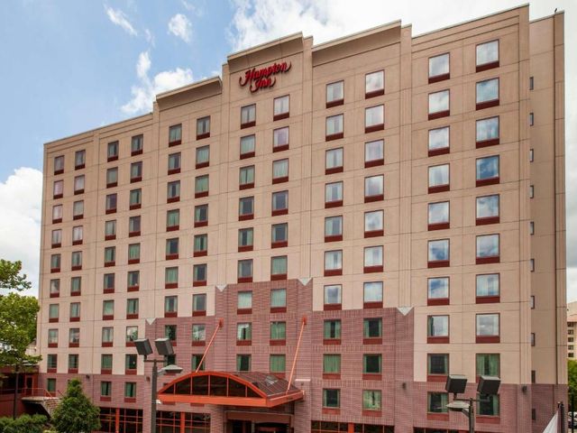 Hampton Inn New York — 800 m from the airport