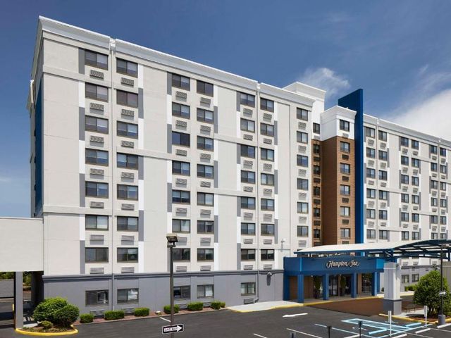 Hampton Inn Newark Airport — 1 km from the airport