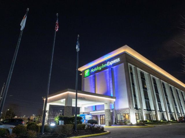 Holiday Inn Express — 1.4 km from the airport
