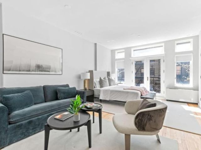 Luxe Studio w Juliet Balcony in Upper East — 700 m away from Hospital for Special Surgery