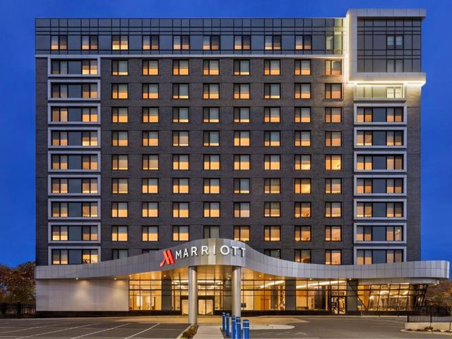 Marriott New York JFK Airport — 2.6 km from the airport