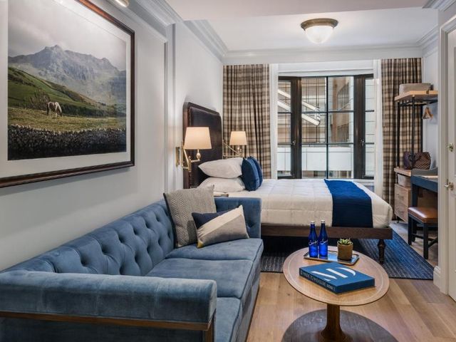 Merrion Row Hotel and Public House — 200 m away from Times Square