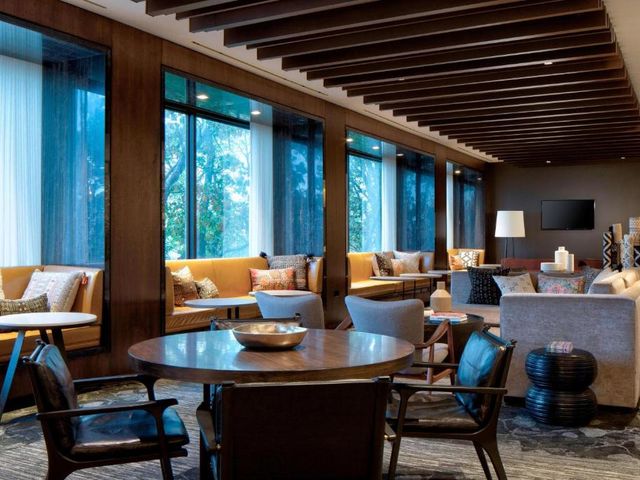 New York LaGuardia Airport Marriott — 700 m from the airport