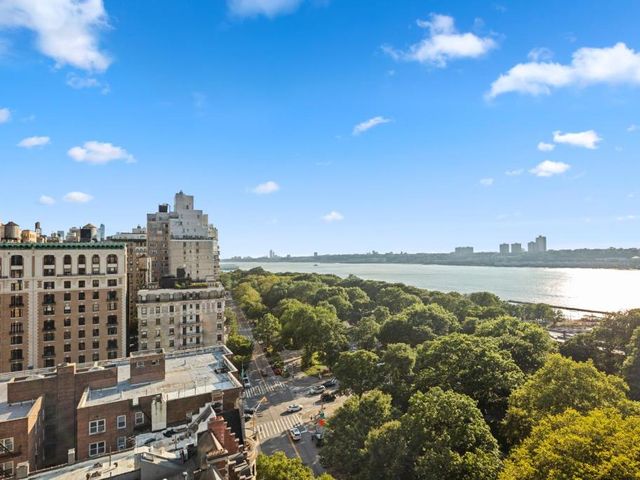 Riverside Tower Hotel — 1.4 km away from Central Park