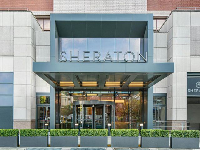 Sheraton LaGuardia East Hotel — 1.1 km away from Citi Field