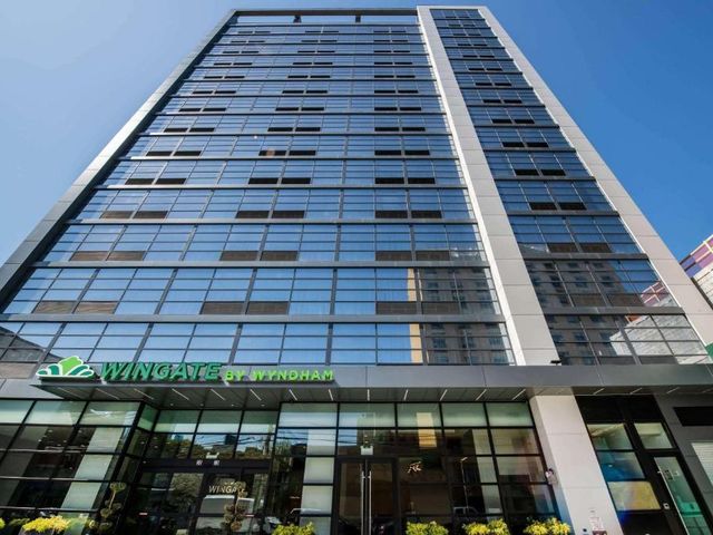 Wingate by Wyndham Long Island City — 1.4 km away from Hospital for Special Surgery