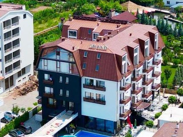 Grand Hotel Pogradec — 2.4 km away from Lake Ohrid