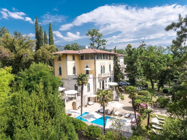 Hotel Villa Astra — 800 m away from Opatija Lungomare