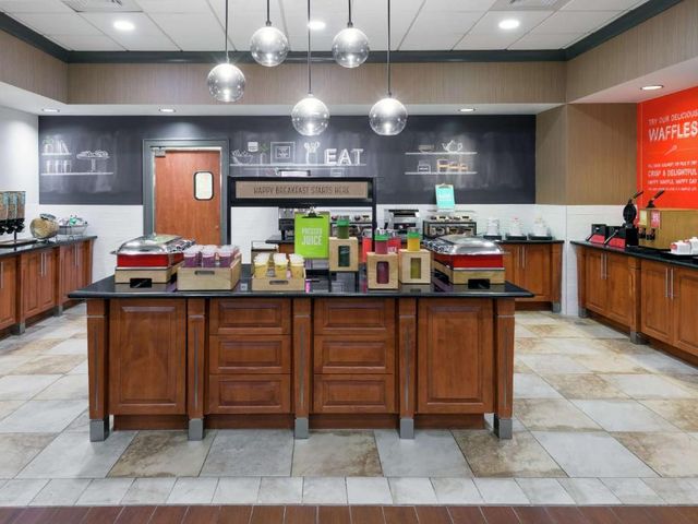 Hampton Inn & Suites Orlando Airport at Gateway Village — 2.8 km from the airport