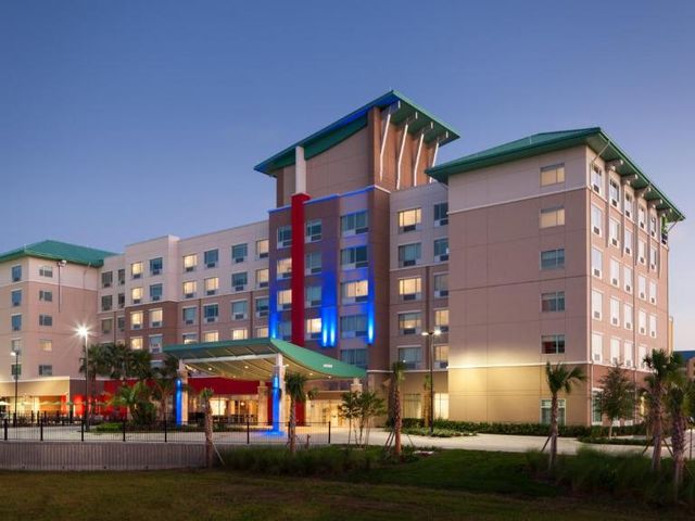 Holiday Inn Express & Suites Orlando At SeaWorld by IHG — 1 km away from International Drive
