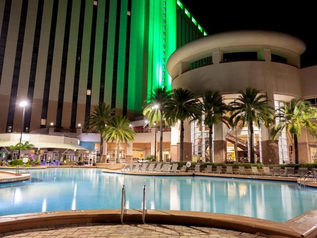 Rosen Centre Hotel Orlando Convention Center — 800 m away from SAP Sapphire