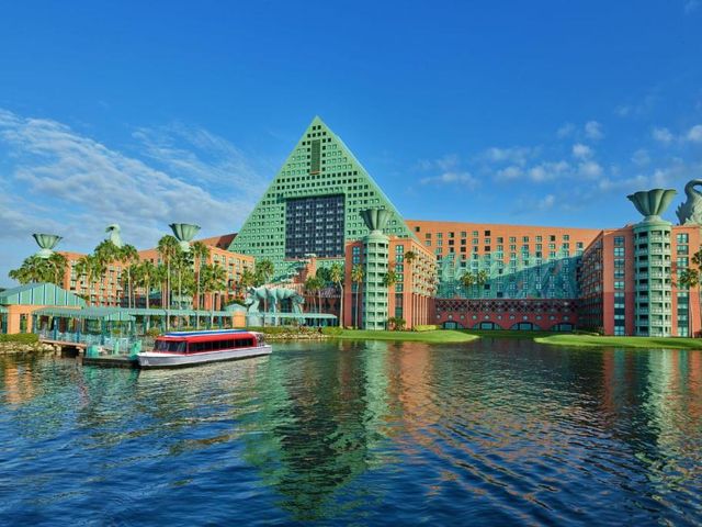 Walt Disney World Dolphin — 350 m away from Gartner IT Symposium/Xpo