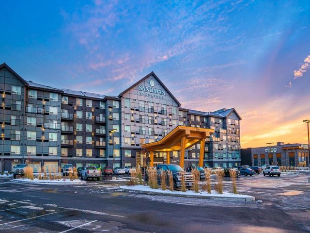 Sandman Signature Ottawa Airport Hotel — 3.3 km from the airport