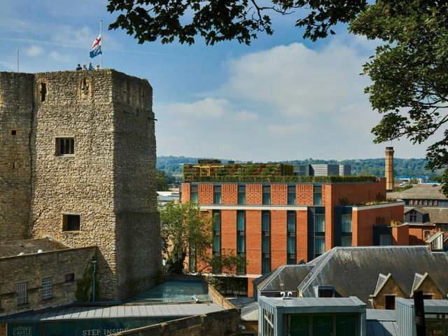 Courtyard by Marriott Oxford City Centre — 700 m away from Bodleian Library Oxford