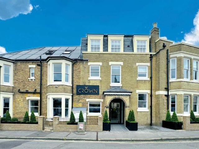 Crown Hotel — 2.2 km away from John Radcliffe Hospital