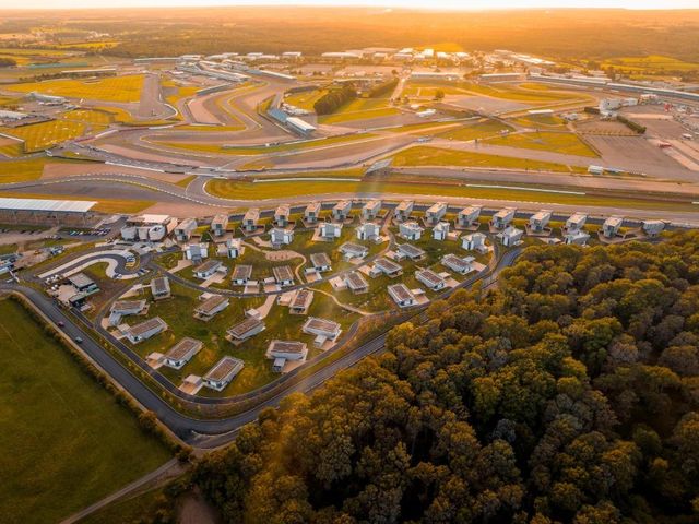 Escapade Silverstone — 1.3 km away from Silverstone Circuit
