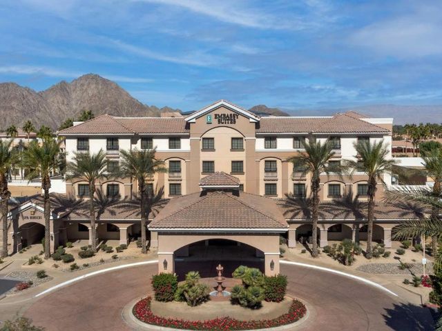 Embassy Suites La Quinta Hotel & Spa — 6 km away from Stagecoach Country Music Festival