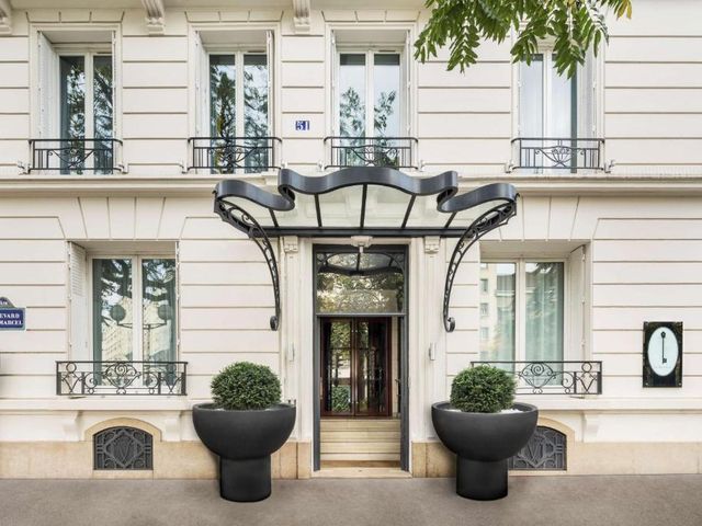Best Western Plus La Demeure — 800 m away from Hopital Pitie-Salpetriere