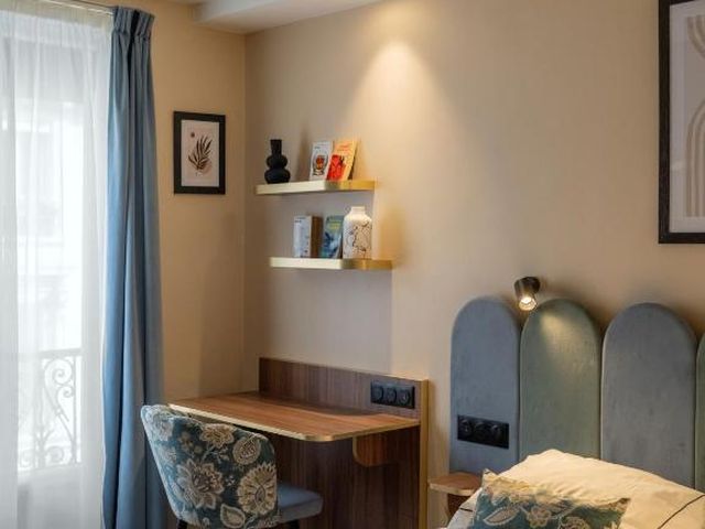 Hotel Boronali — 450 m away from Sacre-Coeur