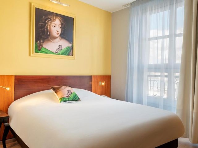 Hotel des Lys — 1 km away from Versailles Palace