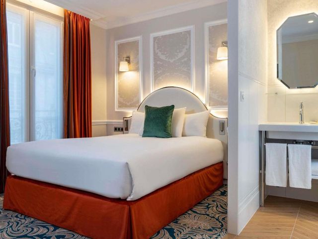 Hotel Mercure La Sorbonne Saint-Germain-des-Prés — 100 m away from Sorbonne University