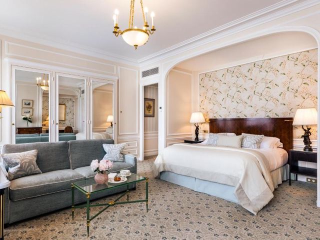 Hôtel San Régis — 400 m away from Champs-Elysees