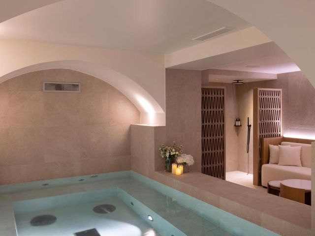 Hôtel Toujours & Spa — 250 m away from Palais des Congres de Paris