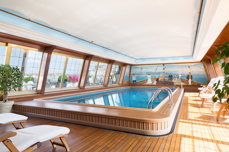 Best Honeymoon Hotels in Paris 2026