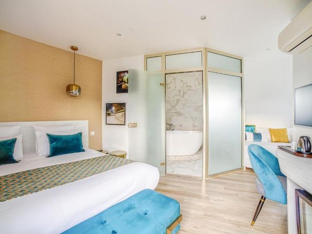 Queens Boutique Hotel — 1.1 km away from Roland Garros