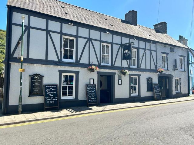 The Ship Inn — 900 m away from Pembrokeshire Coast Path