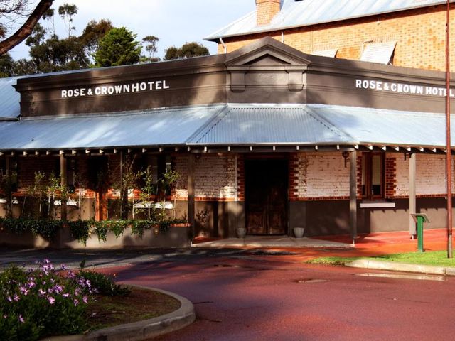 Rose & Crown Hotel — 5 km from the airport