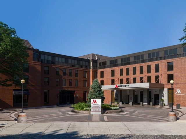 Philadelphia Marriott Old City — 700 m away from Liberty Bell