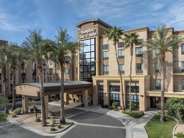 Hampton Inn & Suites Phoenix Glendale-Westgate — 600 m away from State Farm Stadium