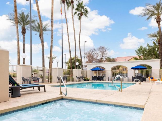 Hampton Inn Phoenix-Chandler — 8 km away from South Mountain Park