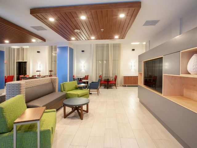 Holiday Inn Express & Suites Phoenix Glendale Dist by IHG — 1.3 km away from State Farm Stadium