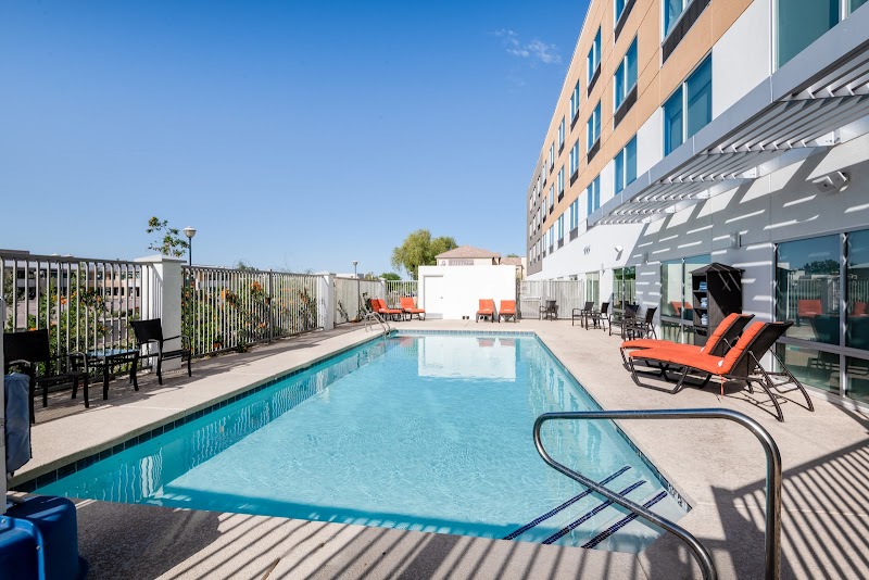 Holiday Inn Express & Suites - Phoenix - Airport North, an IHG Hotel — Camelback East / Airport North