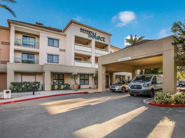 Sonesta Select Phoenix Chandler — 7.4 km away from South Mountain Park