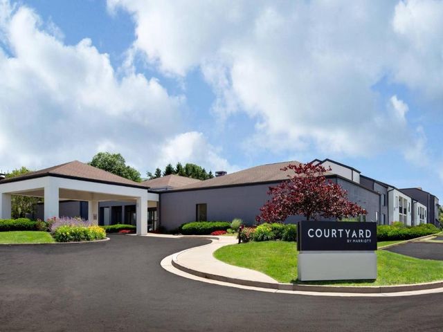 Courtyard by Marriott Pittsburgh Airport — 4.2 km from the airport