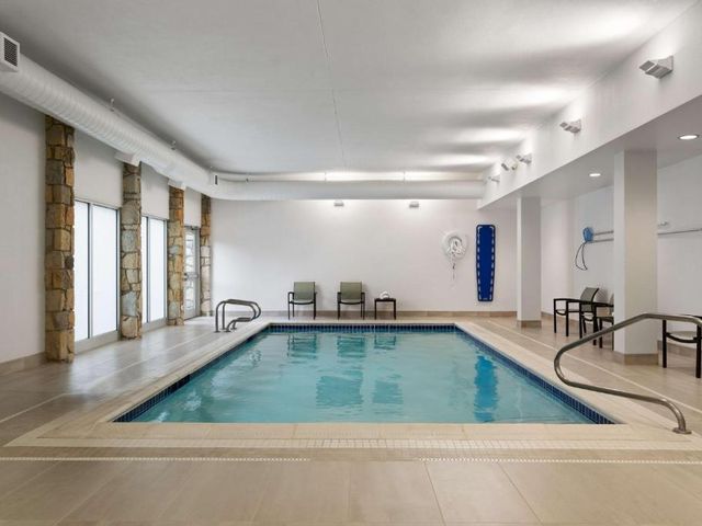 DoubleTree by Hilton Pittsburgh Airport — 3.1 km from the airport
