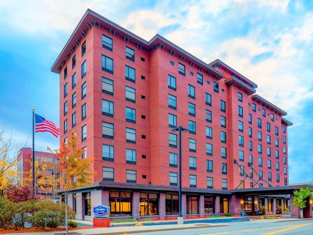 Hampton Inn & Suites Pittsburgh Downtown — 2.7 km away from UPMC Presbyterian