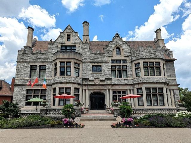 Mansions on Fifth — 1.2 km away from Carnegie Museum of Natural History