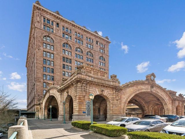 Placemakr Downtown Pittsburgh at The Pennsylvanian — 350 m away from UPMC (University of Pittsburgh Medical Center)