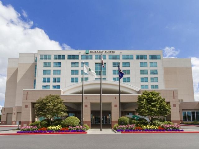 Embassy Suites by Hilton Portland Airport — 1.8 km from the airport