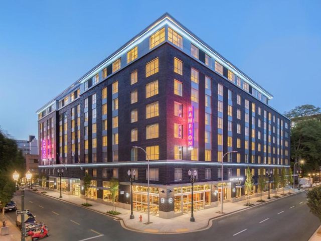 Hampton Inn And Suites By Hilton Portland-Pearl District — 1.2 km away from Moda Center