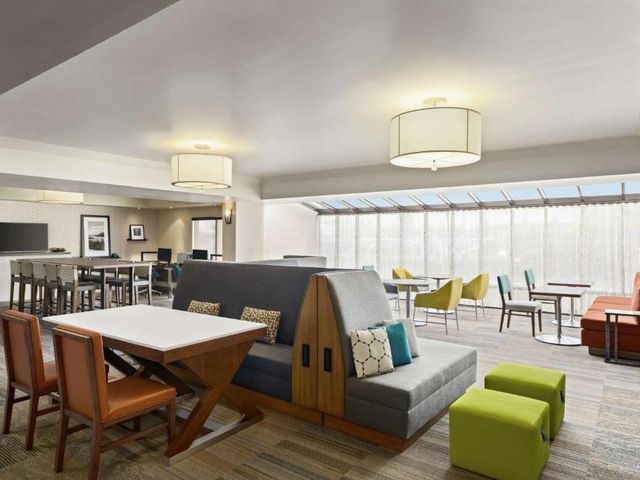 Hampton Inn Portland Airport — 1.6 km from the airport