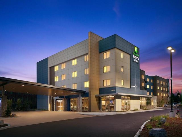 Holiday Inn Express & Suites — 2.2 km from the airport