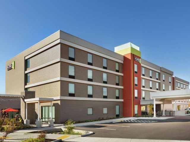Home2 Suites By Hilton Portland Airport — 2 km from the airport