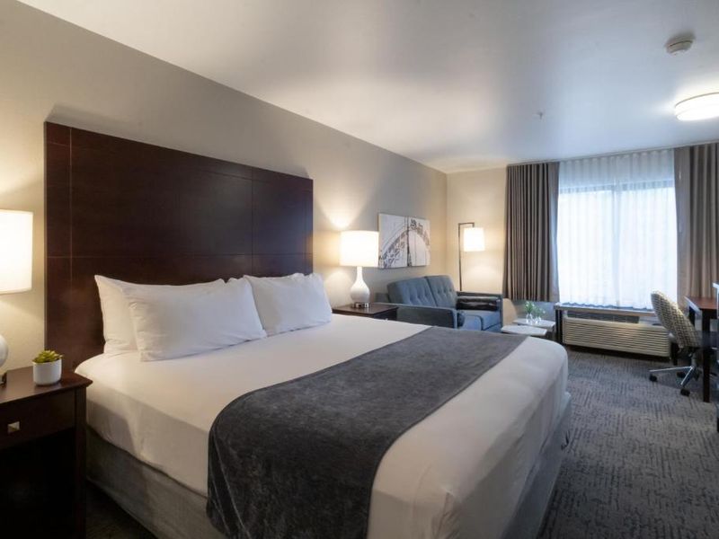 Oxford Suites Portland - Jantzen Beach, Portland