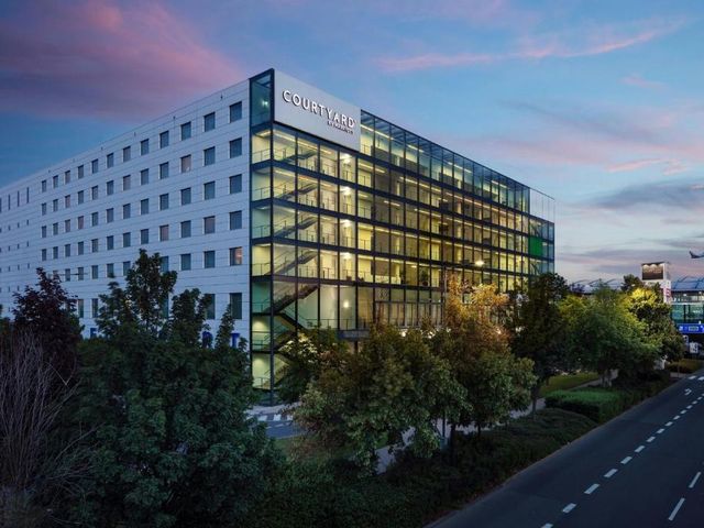 Courtyard by Marriott Prague Airport — 150 m from the airport