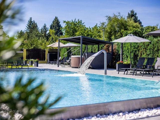 Hotel Aura Design & Garden Pool — 2.7 km away from PVA Expo Prague